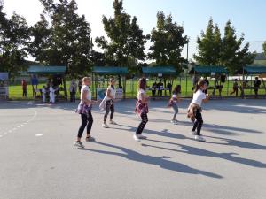 Skupina Pleši z mano. 